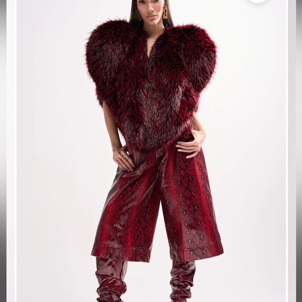 Akira Heart Coat Vest Luxurious Red Faux Fur Shawl L/XL - Picture 2 of 3
